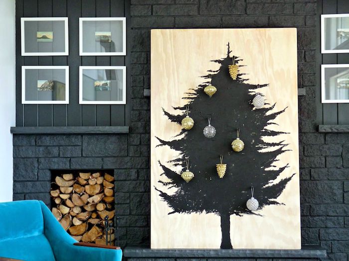 Weihnachtsbaum an Holzbrett malen, Christbaumkugeln kleben, passend zu einer minimalistischen Einrichtung 