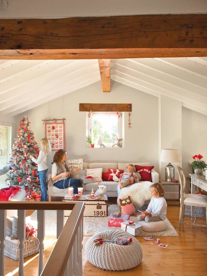 Wohnzimmer im Landhausstil, natürliche Materialien und helle Farben, Kinder schmücken den Weihnachtsbaum 