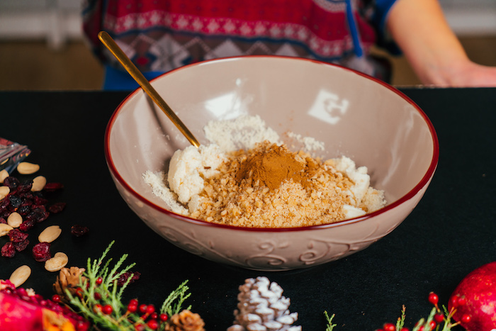 Weihnachtliches Rezept für Vorspeise, Gehackte Walnüsse, Zimt und Honig dazugeben