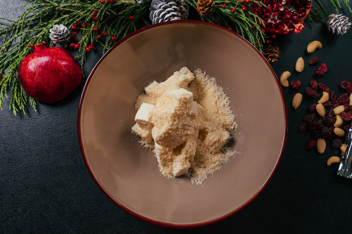Weihnachtliche Vorspeise, Frischkäse und Parmesan in einer Schüssel vermischen