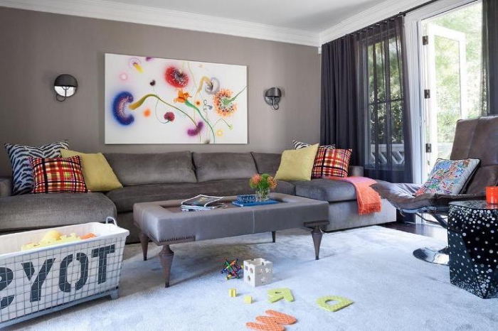 wanddeko wohnzimmer, großes graues sofa, bild mit bunten pusteblumen, kidernspielzeuge