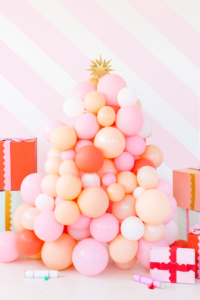 Weihnachtsbaum aus weißen und rosa Ballons selber machen, DIY Idee für ausgefallene Weihnachtsdeko 