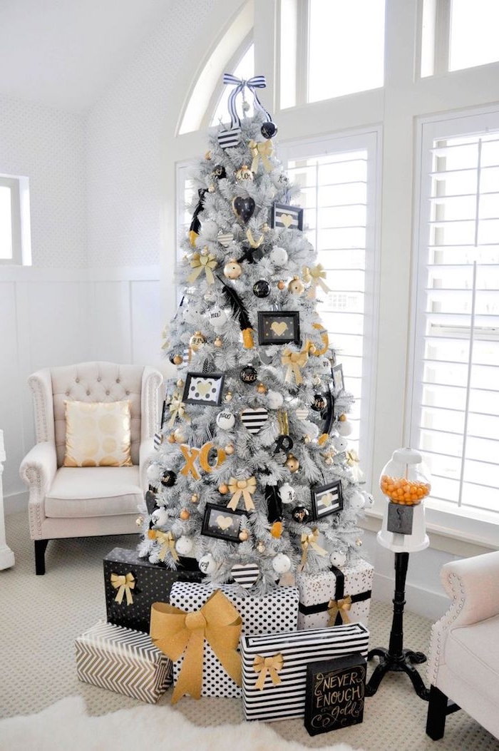 Künstlicher Weihnachtsbaum in Weiß, geschmückt mit Schleifen und Bildern, weiße Sessel 