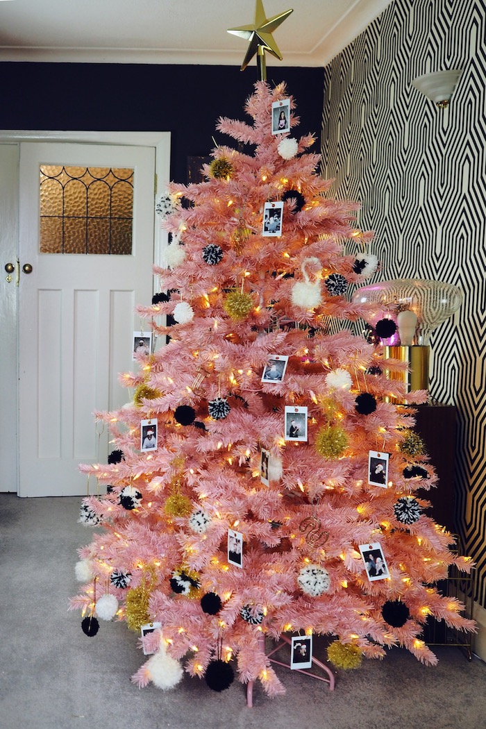 Rosa Weihnachtsbaum geschmückt mit Fotos und Lichterkette, Christbaumspitze goldener Stern 
