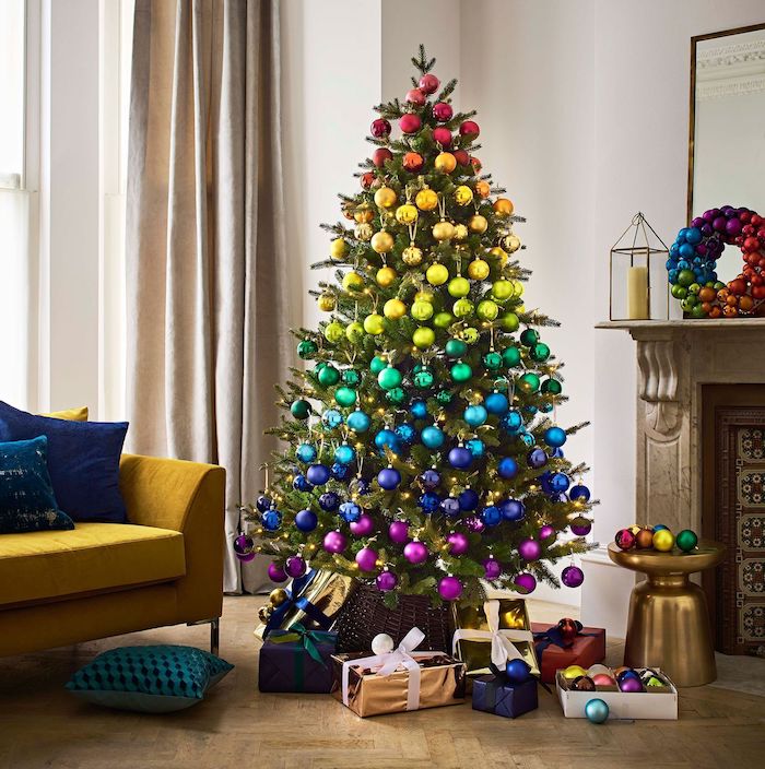 Weihnachtsbaum geschmückt mit bunten Weihnachtskugeln, Farben in Schichten, Weihnachtsgeschenke unter dem Baum