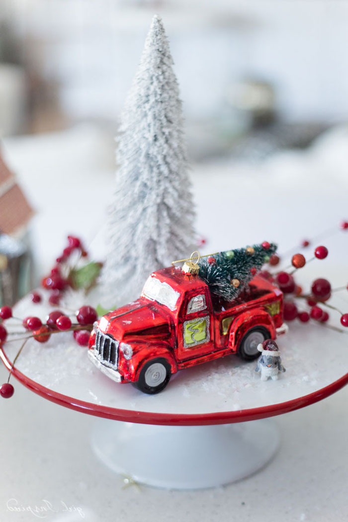 Rotes Spielzeugauto und Weihnachtsbaum gesprüht mit künstlichem Schnee, Weihnachtsdeko Ideen 