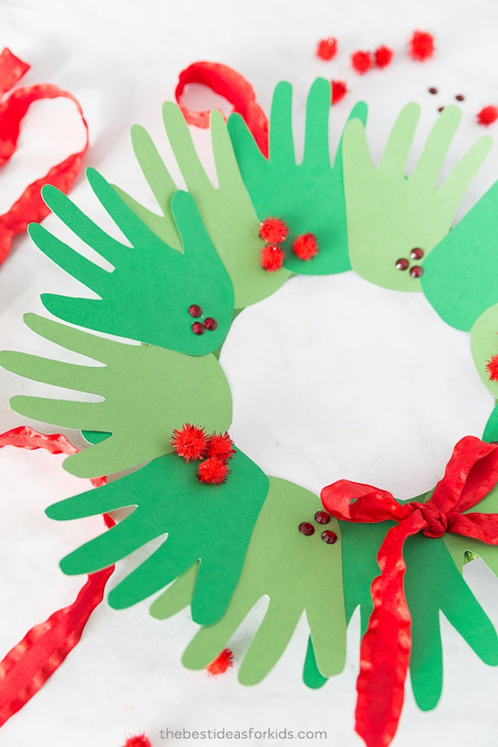 Weihnachtskranz aus Handabdrücken selber machen, DIY Weihnachtsdeko mit Kindern 