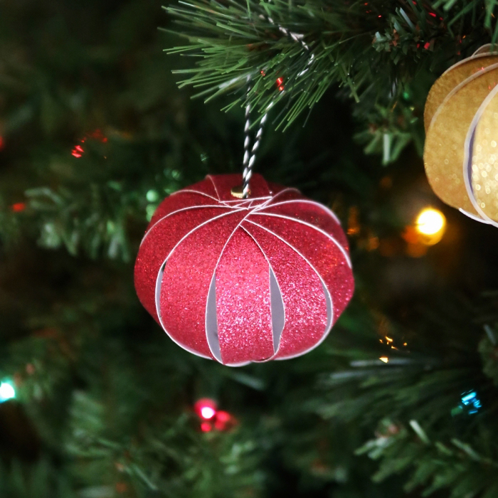 weihnachten basteln, weihnachtskugel aus glitzerpapier, christbaumschmuck diy