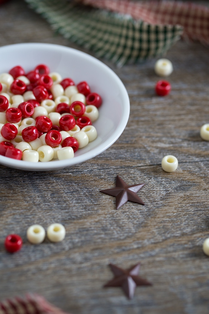 Weiße und rote Perlen auffädeln, Zuckerstangen selber machen, DIY Ideen für Kinder 