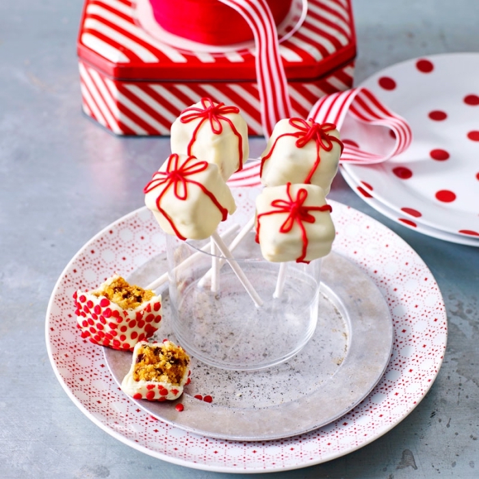 weihnachtliche desserts, cake pops selber machen, weße glasur, kleine geschenke