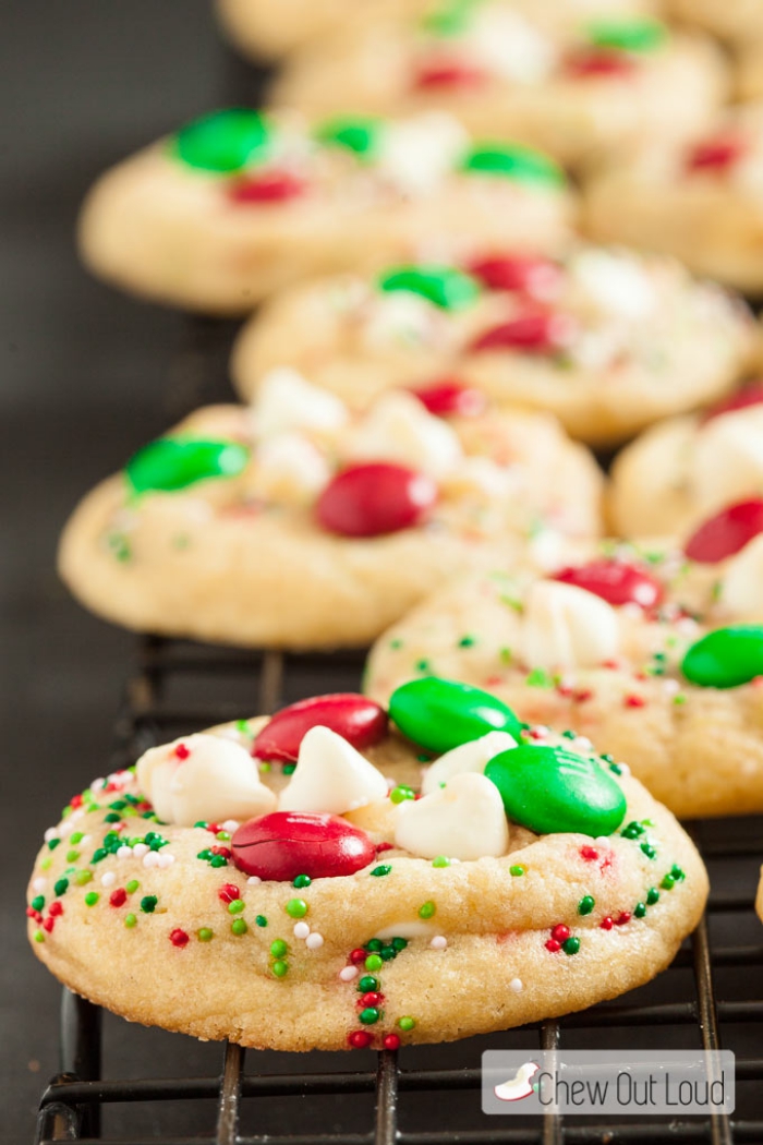 weihnachtliche desserts, keksen dekoriert mit roten und grünen m and m bonbons
