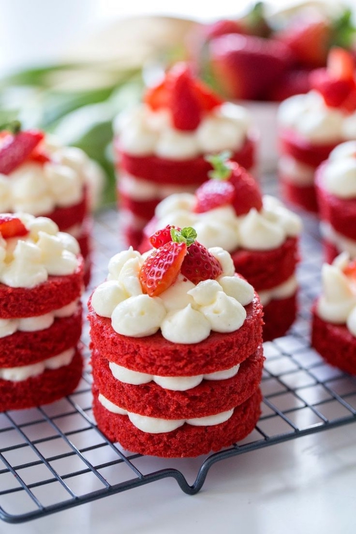 weihnachtliche desserts zum selbermachen, mini törtchen mit erdbeeren, rote keksboden