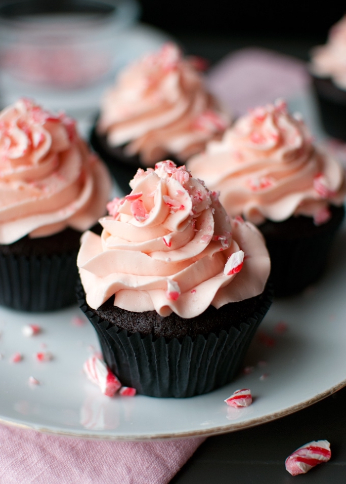 weihnachtliches dessert zu wehanchten, cupcakes mit kako dekoriert mit rosa buttercreme