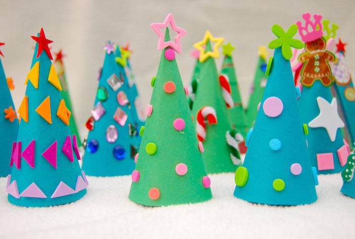 Weihnachtsbäume aus Papier selber machen, bunte Applikationen kleben, DIY Weihnachtsdeko 
