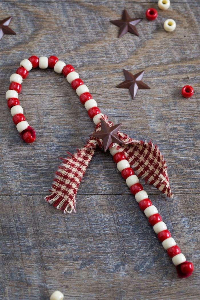 Zuckerstange aus roten und weißen Holzperlen, Bastelideen für Weihnachten zum Nachmachen 