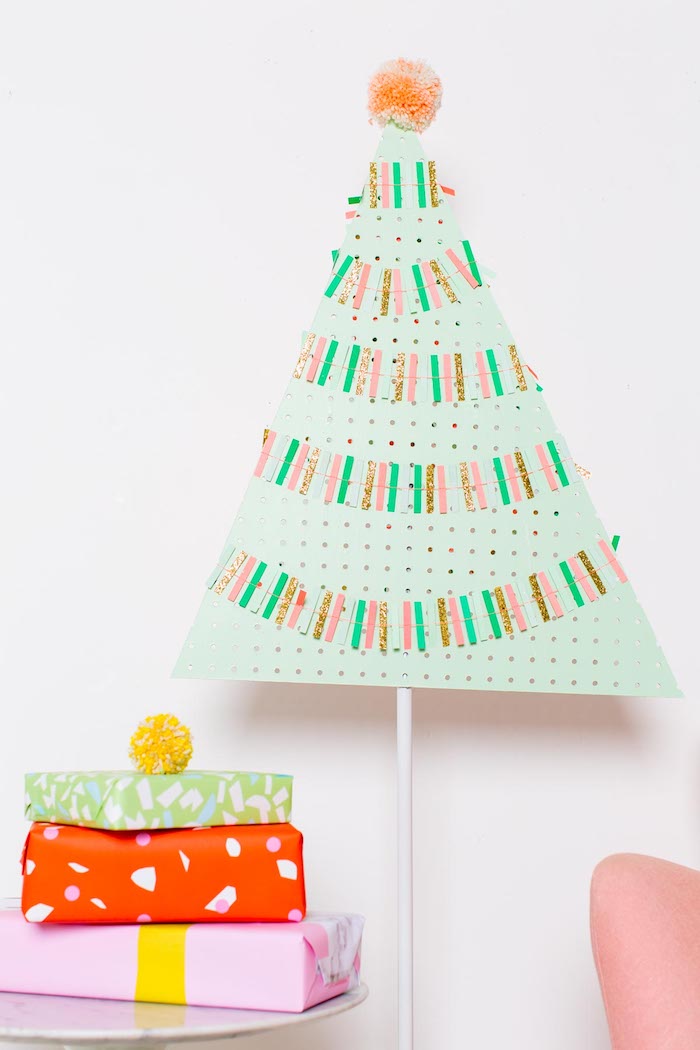 Weihnachtsbaum selber basteln, aus grünem Karton, drei schön verpackte Weihnachtsgeschenke 