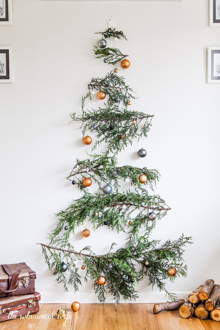 Tolle Alternative zum klassischen Weihnachtsbaum, Tannenzweige an die Wand kleben, mit Weihnachtskugeln schmücken 