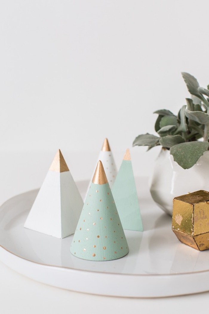 Kleine Kegel aus Holz mit grüner oder weißer Farbe bestreichen, Mini Weihnachtsbaum basteln Idee 