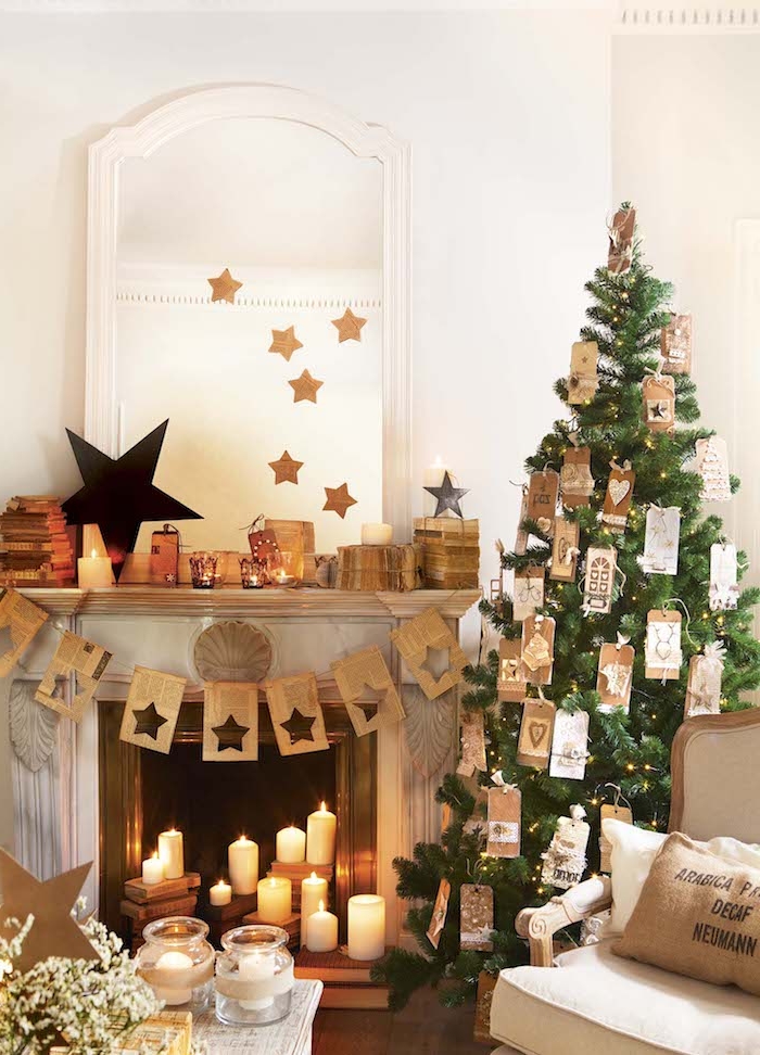 Weihnachtsbaum geschmückt mit Anhängern aus Papier, weiße Kerzen im Kamin, Weihnachtsdeko im Wohnzimmer 