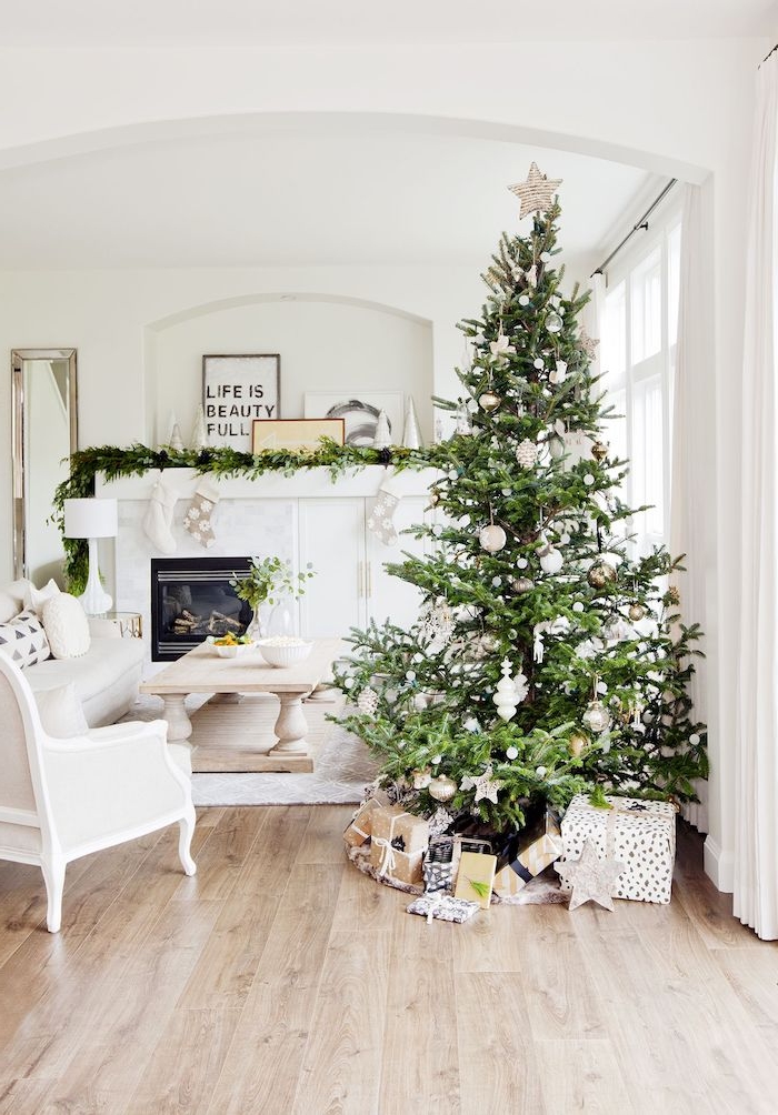 Weiße Einrichtung und Holzboden, echter Weihnachtsbaum mit weißen Christbaumkugeln 