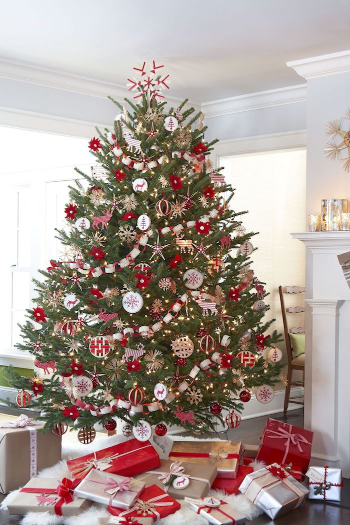 Riesiger echter Tannenbaum mit viel Schmuck in Weiß und Rot, Weihnachtsgeschenke unter dem Baum 