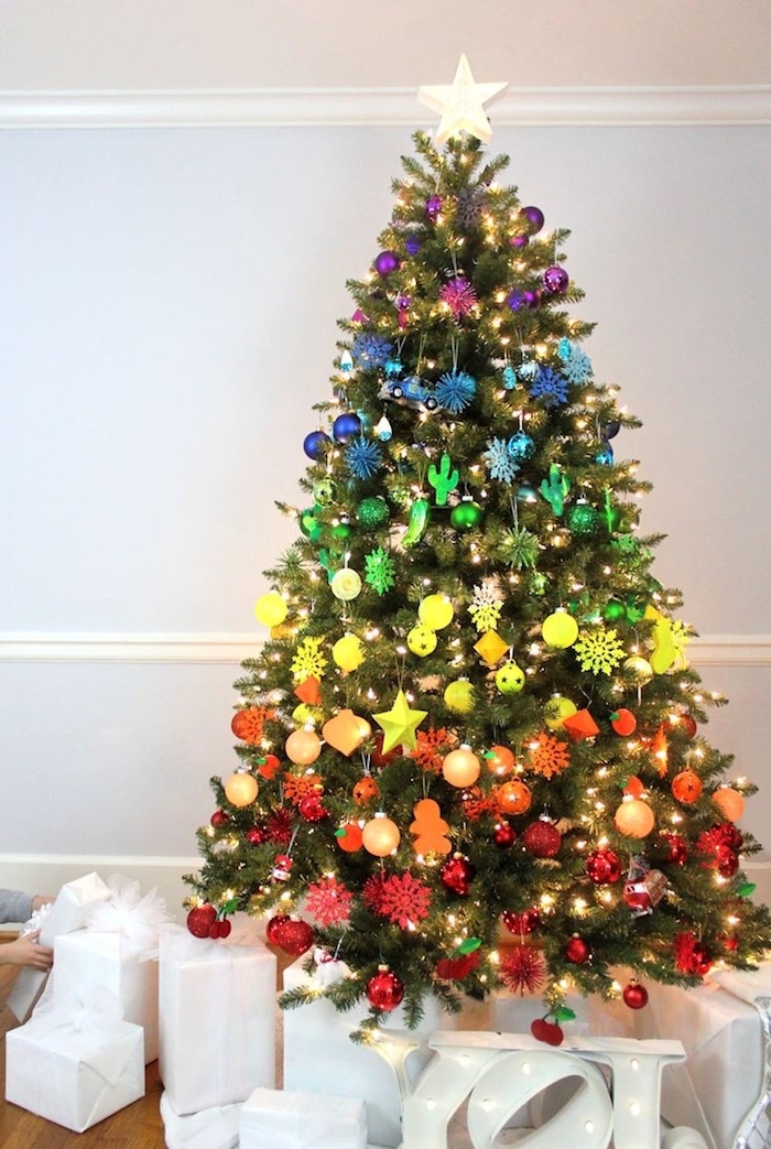 Weihnachtsbaum geschmückt mit bunten Weihnachtskugeln, Farben in Schichten, Christbaumspitze goldener Stern 