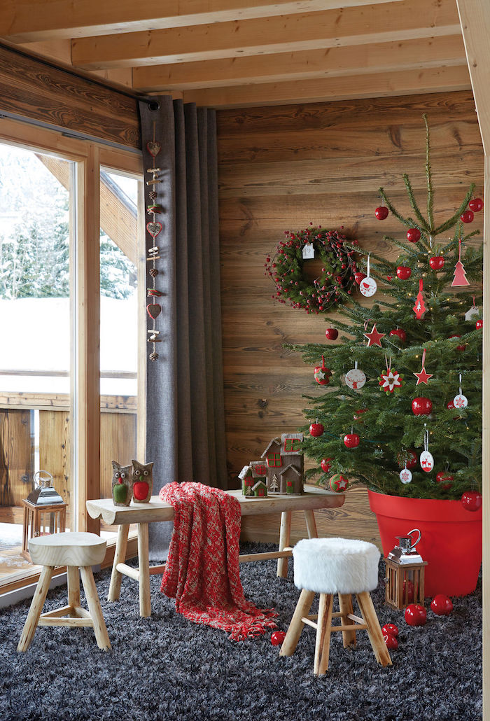 Echter Weihnachtsbaum mit roten und weißen Aufhängern, Zimmer im Landhausstil, Einrichtung aus Holz