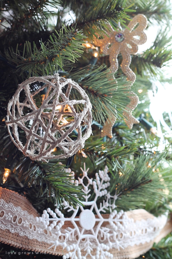 kugel aus leinenschnur, weihnachtsdeko ideen, tannenbaum dekorieren, große weiße schneeflocke