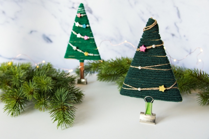 Zwei kleine DIY Weihnachtsbäume, mit grünem Garn umwickeln, Weihnachtsdeko einfach selber machen 