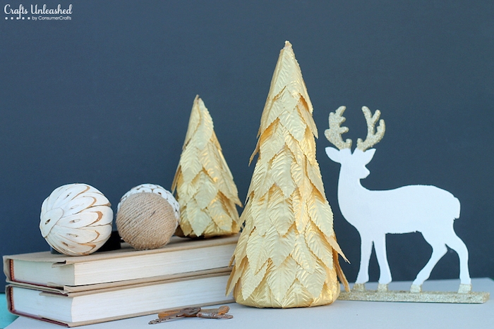 Mini Weihnachtsbaum selber basteln, mit goldenen künstlichen Blättern bekleben, Rentier und Weihnachtskugeln 