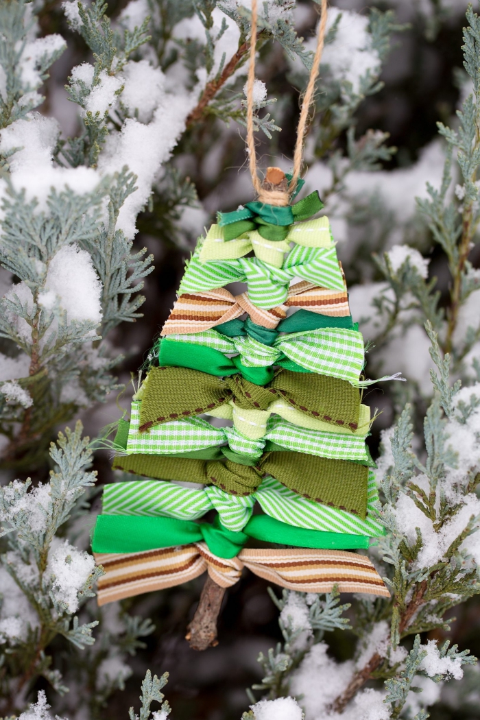 tannenbaum aus holzstab und streifen stoff, weihnachtsdeko selber machen, christbaumschmuck