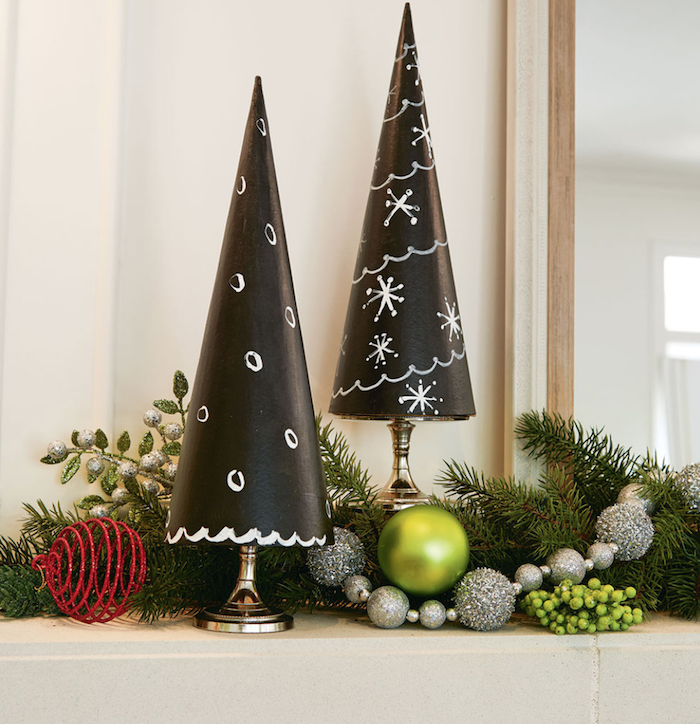 Kleine Weihnachtsbäume aus schwarzem Karton, mit weißer Farbe Schneeflocken malen 