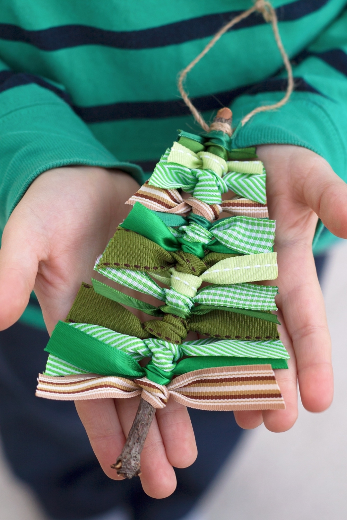 grüne gestreifte bluse, tannenbaum, streifen bunten stoff, weihnachtsdeko selber machen