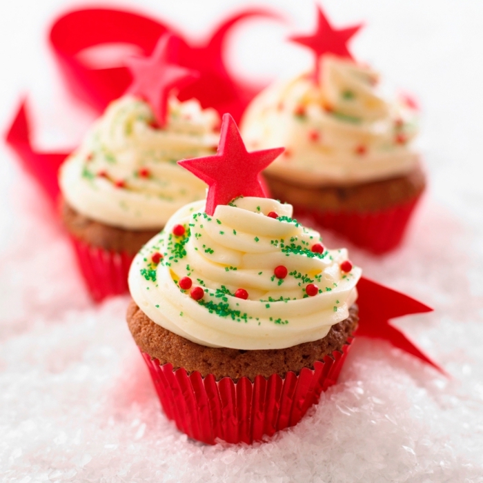 weihnachtsdessert zum vorbereiten, cup cakes dekorieren, weiße buttercreme, rote sterne