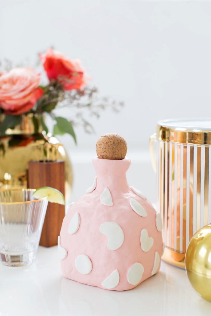 weihnachtsgeschenke basteln, rosa flsche aus ton, glas mit goldener kante, vase mit blumen