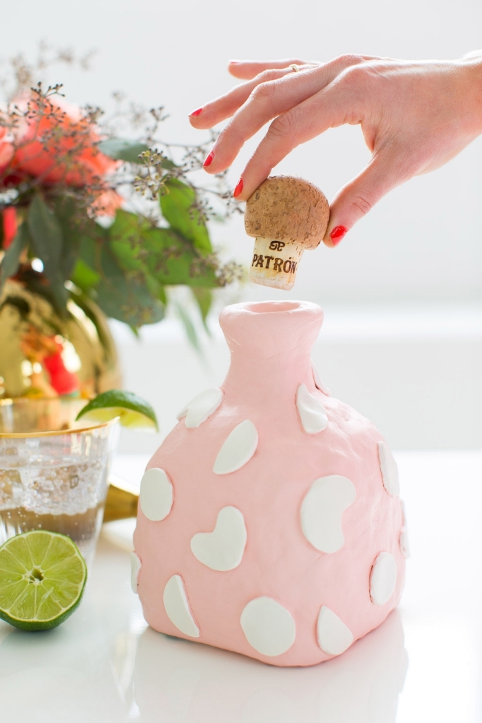 rosa flasche mit rundem weinkork, weihnachtsgeschenke selber machen, goldene vase, limette