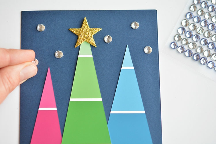 Grußkarten Weihnachten, bunte Bäume, Sterne aus Glasperlen und Stern am grünen Baum