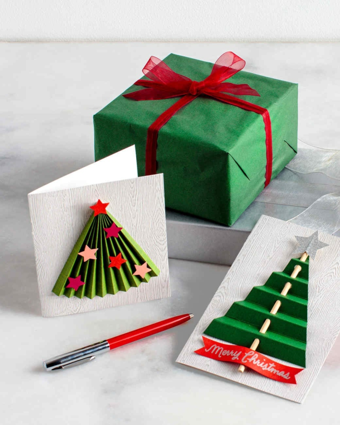 ein grünes Geschenk, grüne Karten mit Sternchen auf Tannenbäume, Weihnachtskarten gestalten