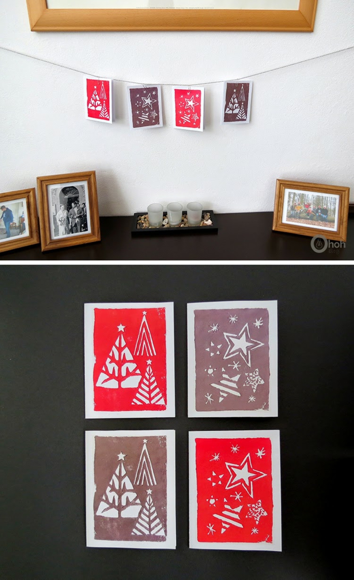 vier Karten, Weihnachtskarten drucken, rote und lila Weihnachtskarten über den Kamin gehängt