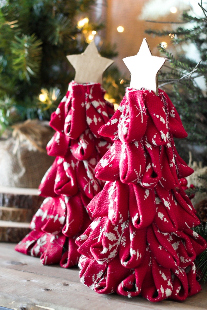 weihnachtsdeko selber machen, tannenbäune aus kegeln und rotem stoff, sterne aus pappe