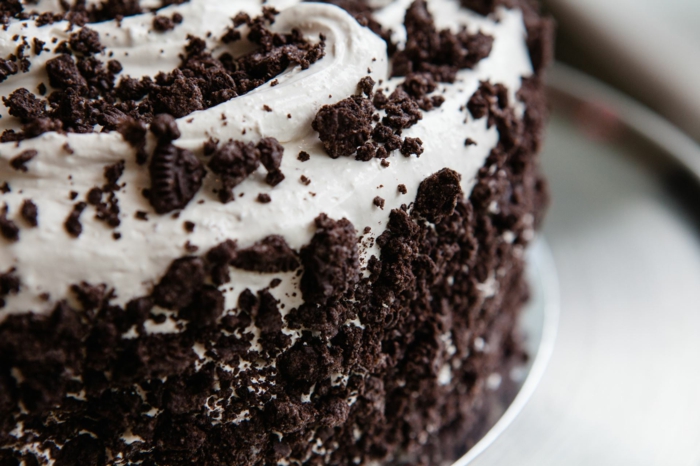 weiße Creme, Schokoladenkrümmel, Oreo Cake, ein originelles Rezept für leckere Torte, die Ecke der Torte