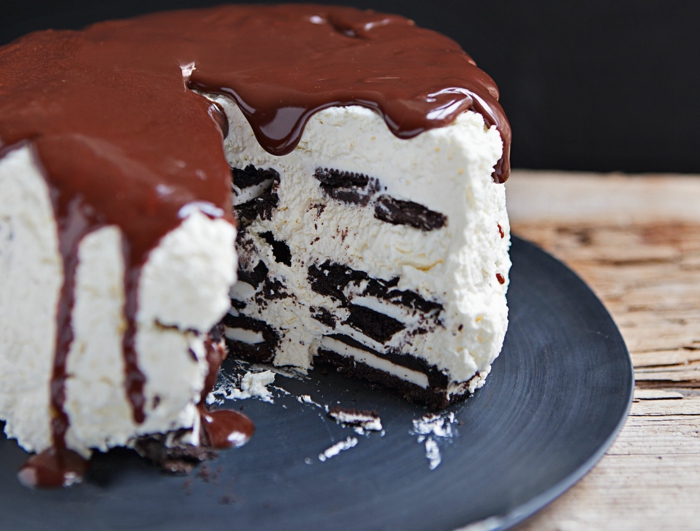 Oreo Cake, weiße Creme, Keks Torte mit Oreo Cakes, eine Schokoladeglasur, in einem grauen Teller