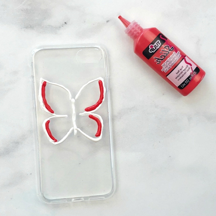 schöne Handyhüllen, ein Schmetterling mit weißen Konturen und mit rotem Inneren, Schritt Drei