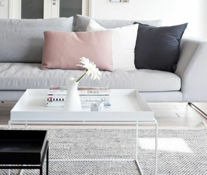 graues Sofa, weißer Tisch, rosa Kissen, ein grauer Teppich, Wohnzimmer Weiß Grau, weiße Vase mit weißer Blume