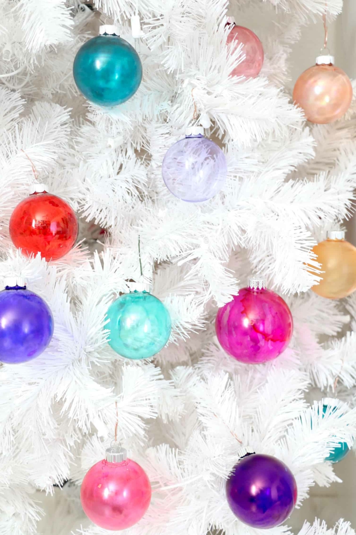 ein Kontrast zwischen den weißen Zweigen des Christbaumes und den bunten Kugeln, Weihnachtskugeln gestalten