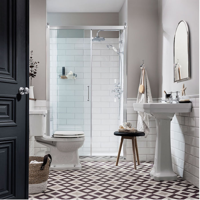 weißes waschbecken und ein spiegel im badezimmer mit weißen und schwarzen badezimmer fliesen und eine schwarze tür, moderne badezimmer bilder 