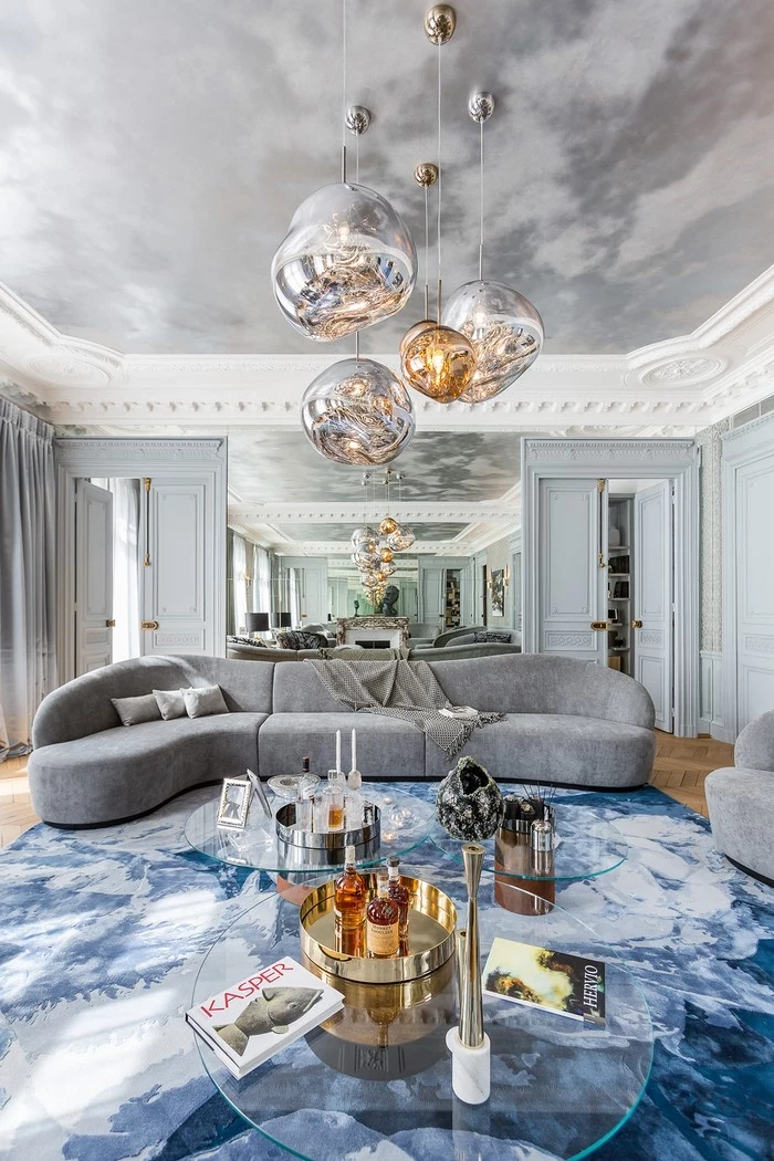 wohnzimmer deko in silbern und gold, graues designer sofa, zimmer einrichten, runde pendellecuhten