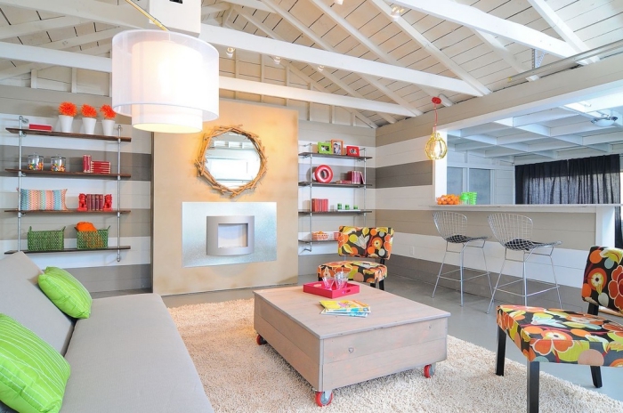 farbenfrohe stuhle, einrichtung in creme und weiß, wohnzimmer ideen, wanddeko spiegel