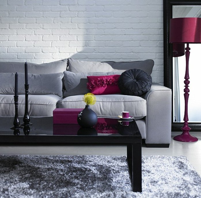 ein schwarzer Tisch, ein graues Sofa, lila Lampe, grauer Teppich, Wohnzimmer Weiß Grau