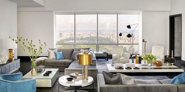 moderne einrichtung in weiß und grau mit blauen farbakzenten, wohnzimmergestaltung, goldene dekoartikel